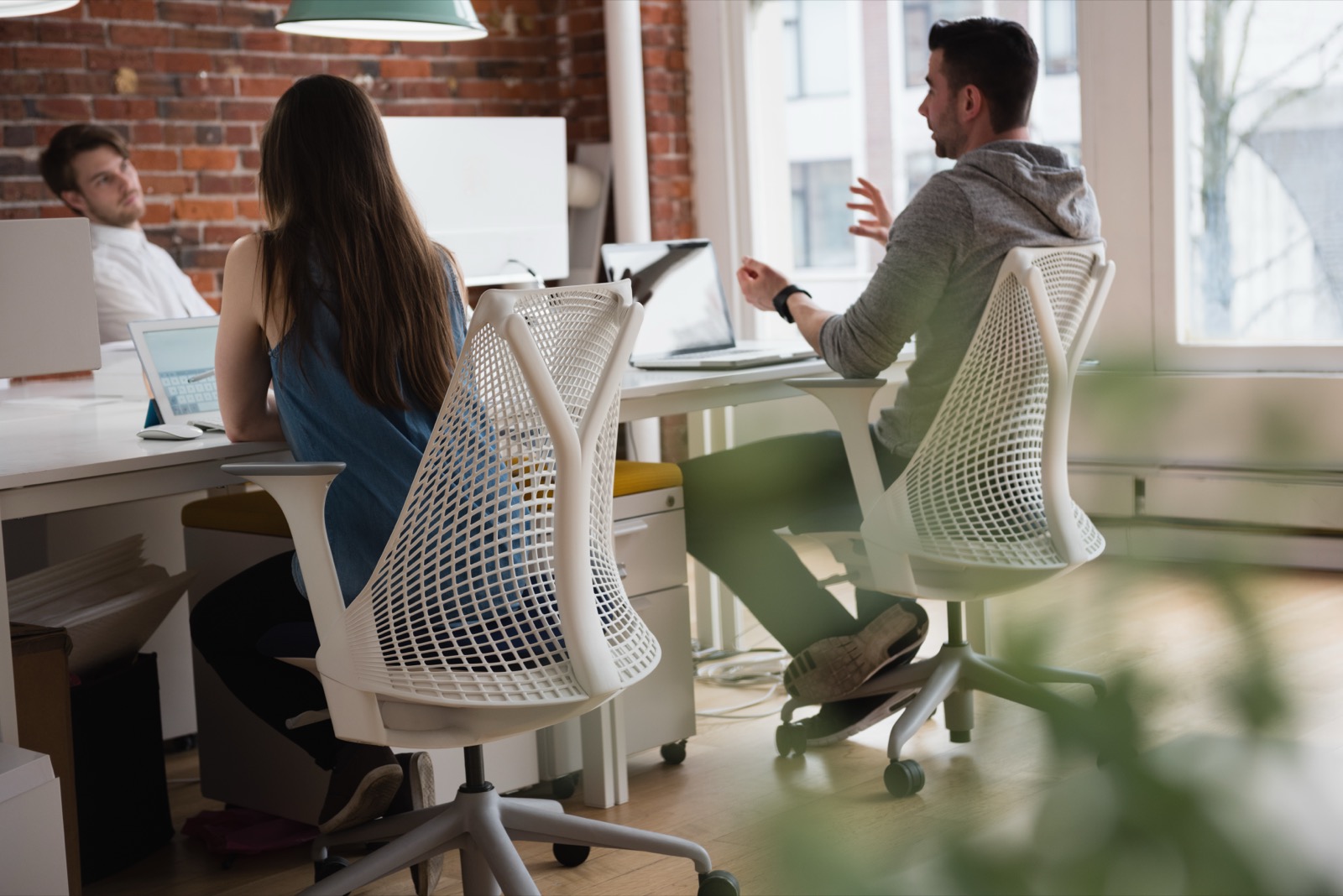Ein kleines Team arbeitet gemeinsam an einem Tisch